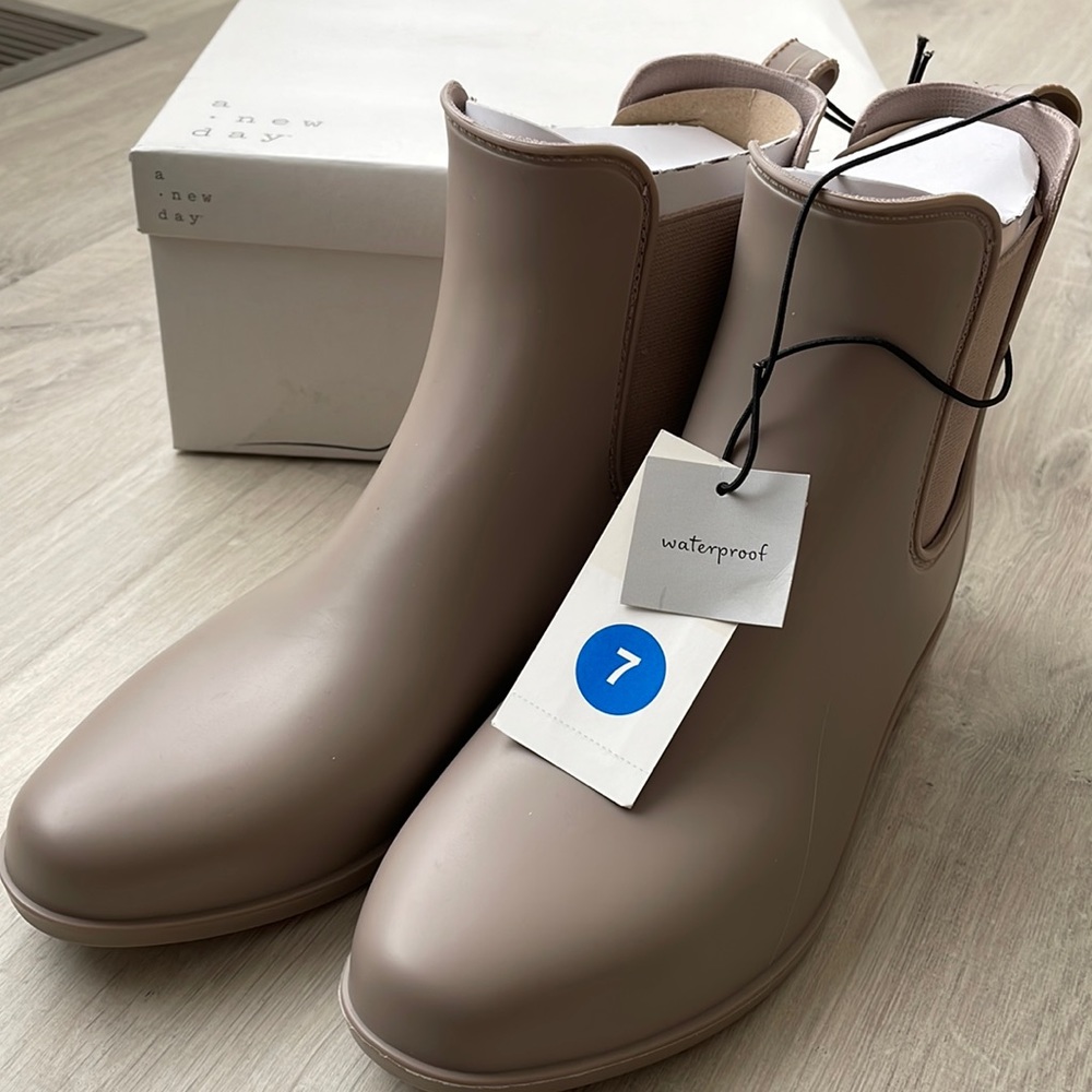 New Size 7 a new day Chelsea Rain Boot.